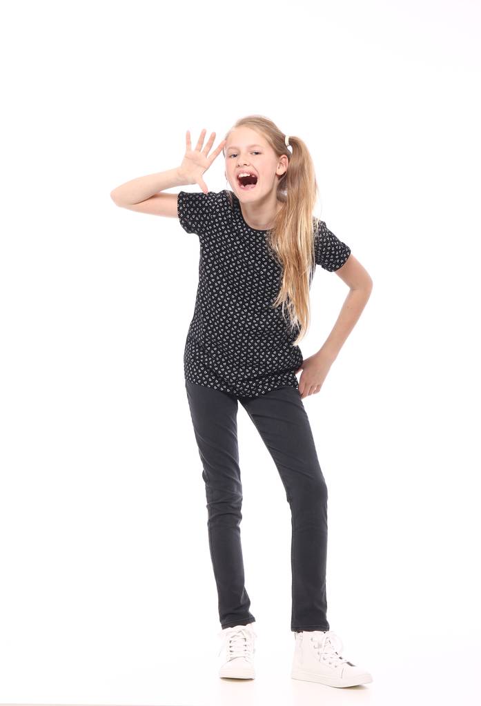 Красивая маленькая девочка кричит
 - Фото, изображение