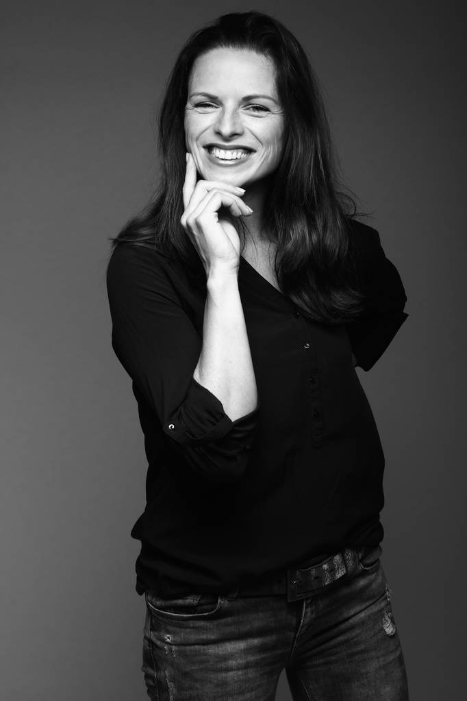 Bella donna caucasica sorride su tono bianco e nero
 - Foto, immagini
