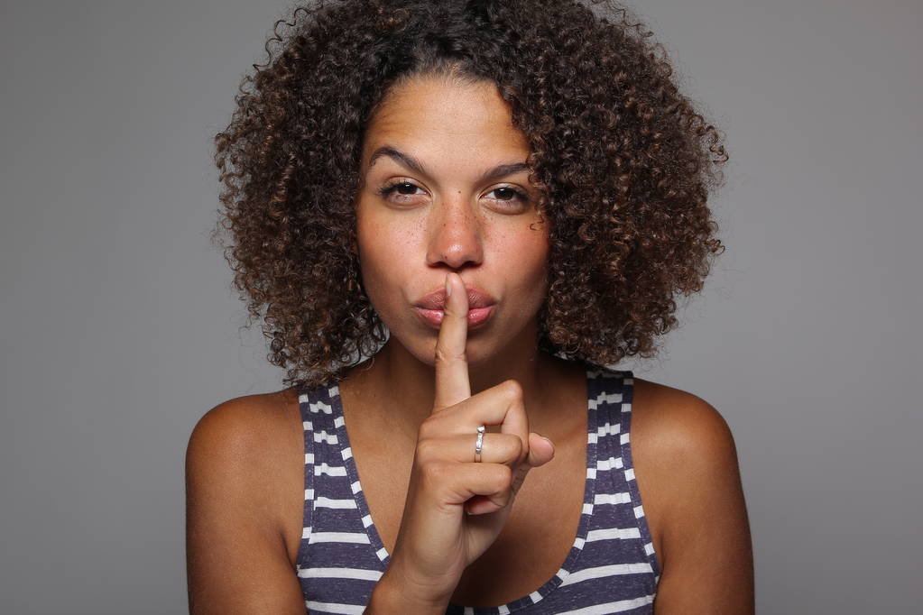 Černá žena ukazuje znamení ticha - Fotografie, Obrázek