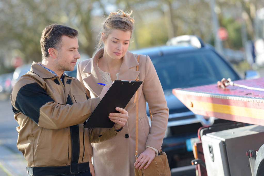 Recovery driver showing contract to woman - Photo, Image