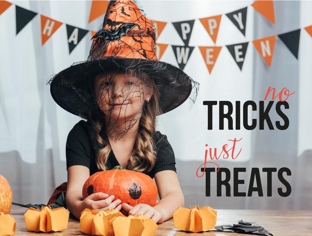portrét rozkošný dítě v čarodějnice halloween kostým na desku stolu s dýně doma s nápisem "žádné triky jen zachází" - Fotografie, Obrázek
