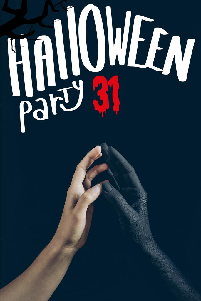 обрізаний вид на жінку, торкаючись чорною рукою демона, ізольованою на чорному з написом "вечірка на Хелловін 31"
 - Фото, зображення