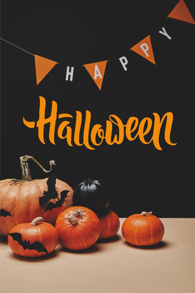 calabazas, murciélagos de papel y guirnalda de papel con letras de "feliz halloween"
 - Foto, Imagen