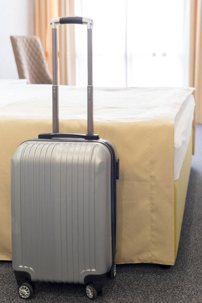 Βαλίτσα ή τσάντα αποσκευών σε μοντέρνο δωμάτιο ξενοδοχείου - Φωτογραφία, εικόνα