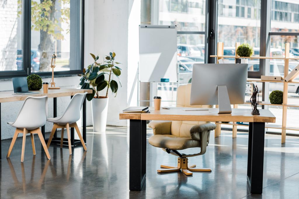 интерьер бизнес-офиса с деревянной мебелью и компьютером на столе
 - Фото, изображение