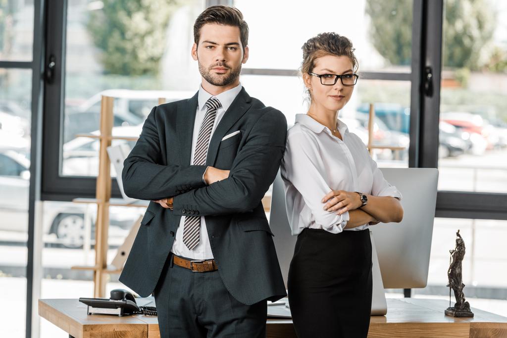retrato de empresários confiantes em desgaste formal com os braços cruzados no escritório
 - Foto, Imagem