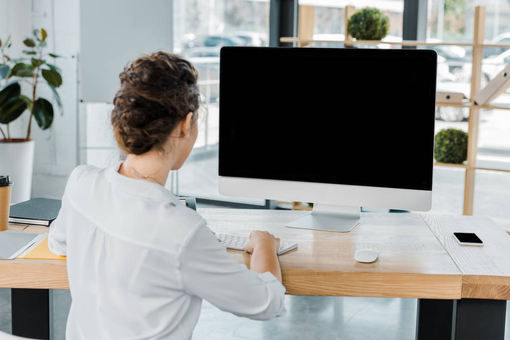 назад вид деловой женщины, работающей за компьютером с пустым экраном в офисе
 - Фото, изображение