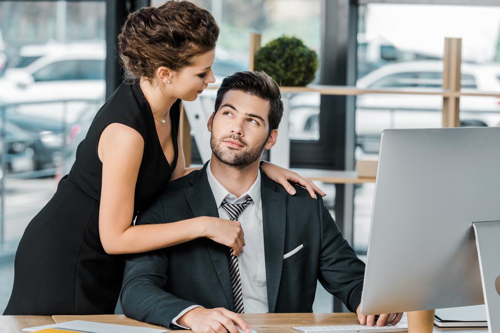 молодая соблазнительная деловая женщина флиртует с коллегой во время работы в офисе
 - Фото, изображение