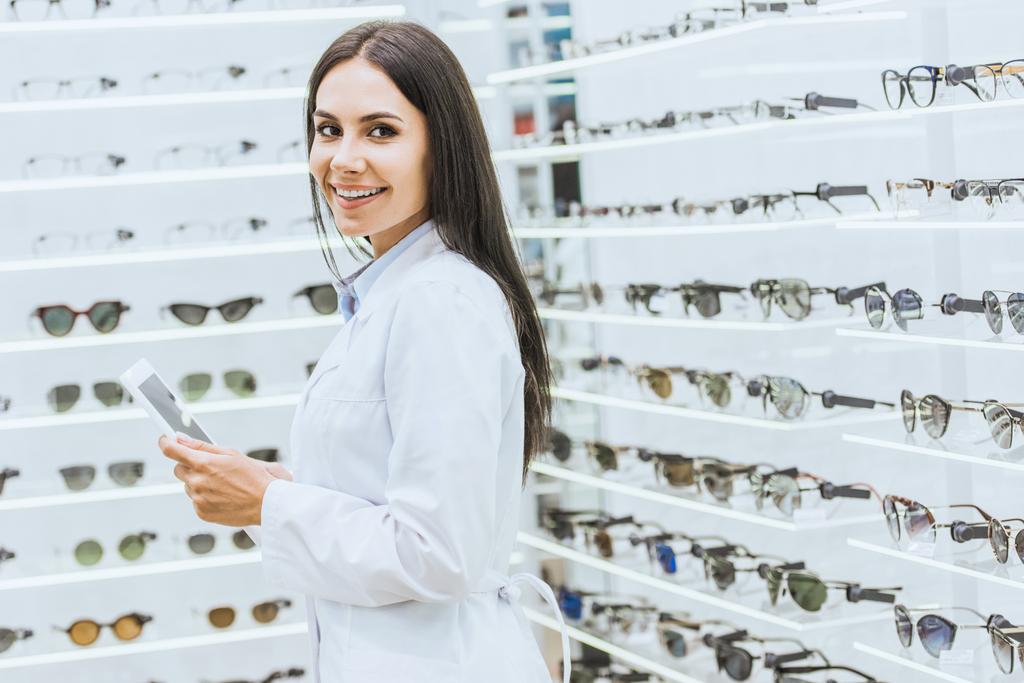 çekici gözlükçü göze ait dükkanda iş yerinde dijital tablet kullanma - Fotoğraf, Görsel