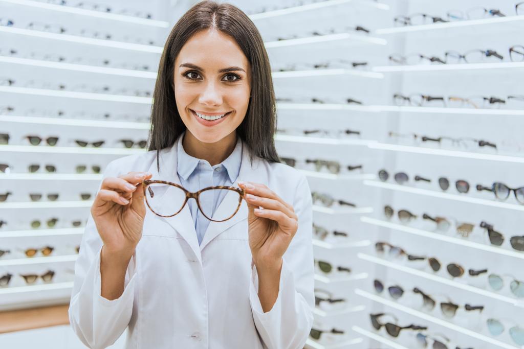 професійний усміхнений окуляри в офтальмологічному магазині
 - Фото, зображення