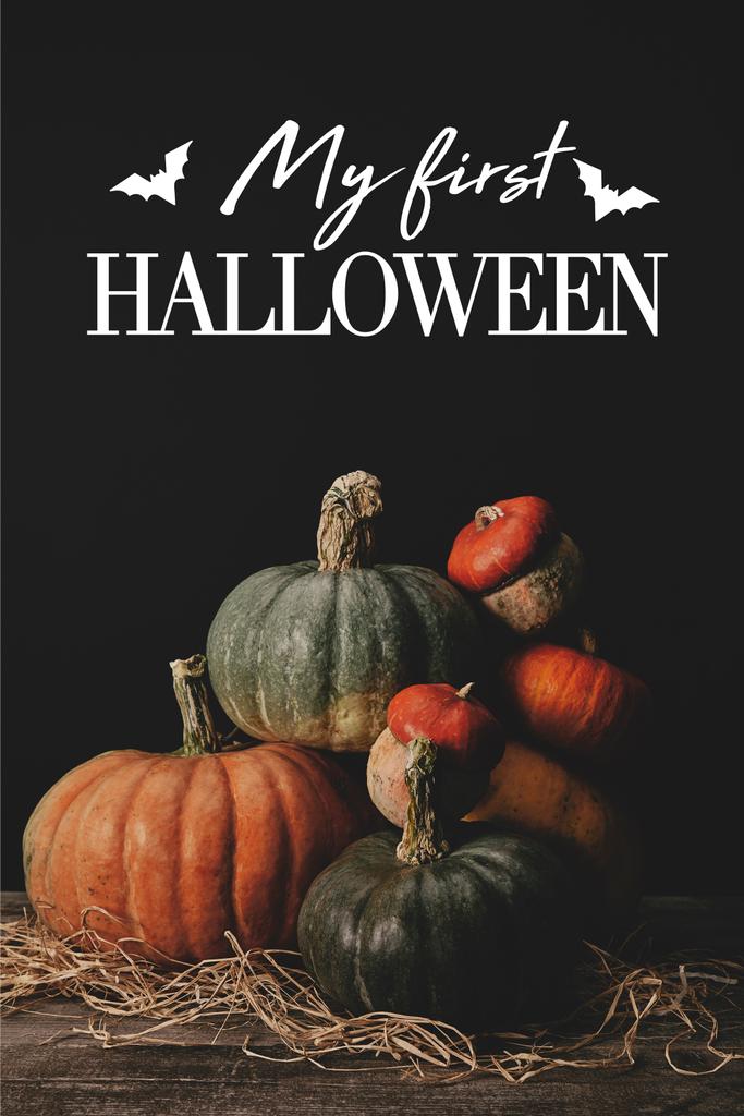 pino kypsiä kurpitsoja pöydällä lepakoilla ja "ensimmäinen halloween" kirjoitus
   - Valokuva, kuva
