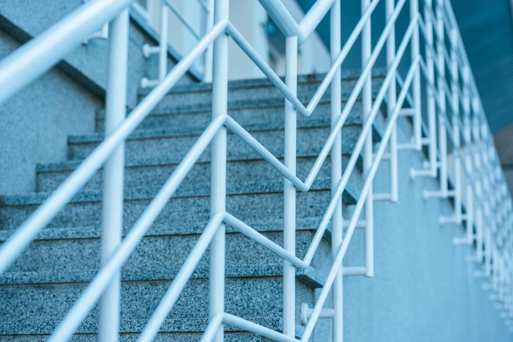 白い柵に灰色の階段のローアングル ビュー - 写真・画像