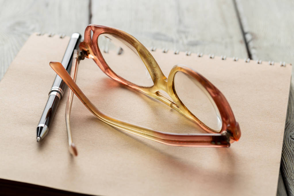 Σημειωματάριο και γυαλιά στο τραπέζι - Φωτογραφία, εικόνα