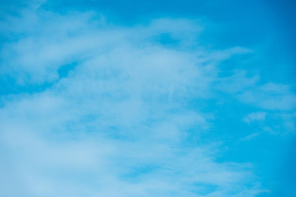 hermoso cielo azul claro con nubes
 - Foto, Imagen