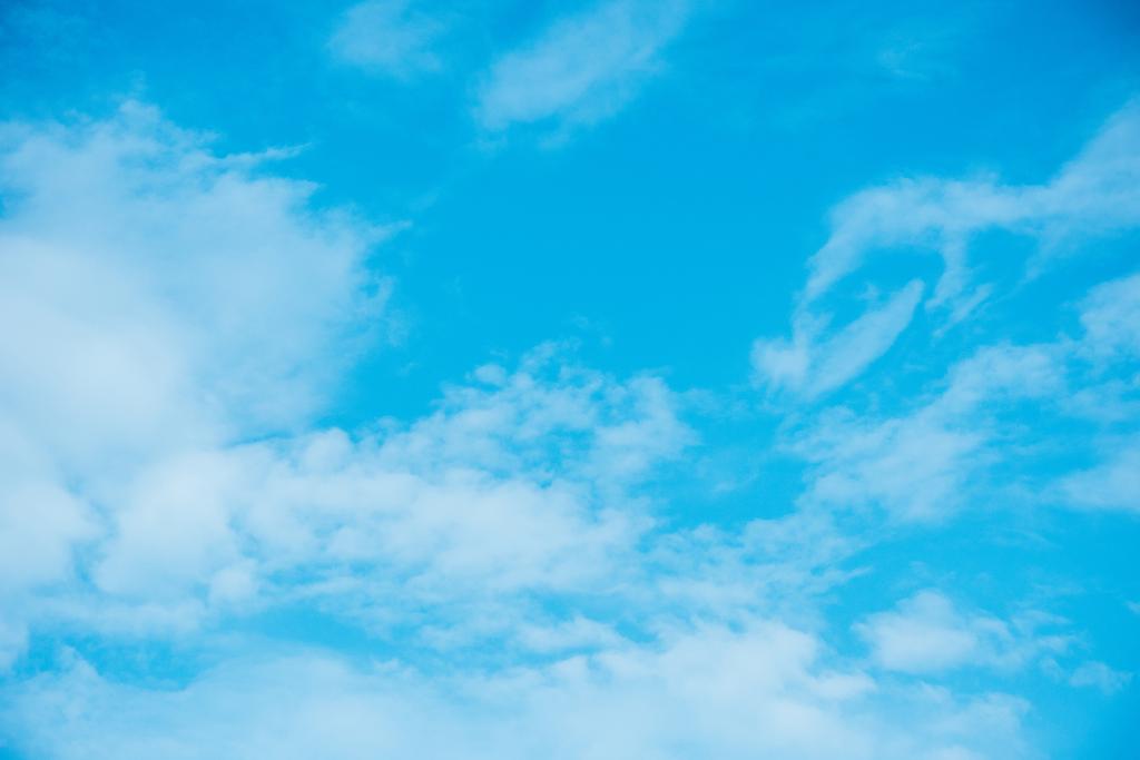 hermoso cielo nublado azul claro
 - Foto, Imagen