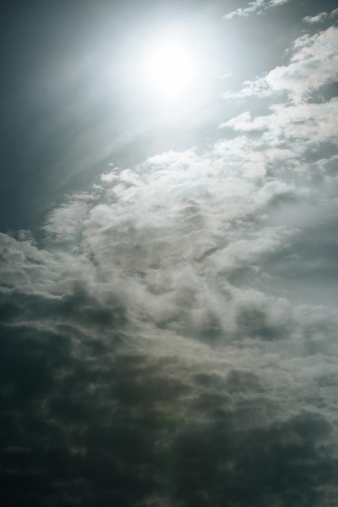 belle nuvole bianche con luce solare al cielo grigio
 - Foto, immagini