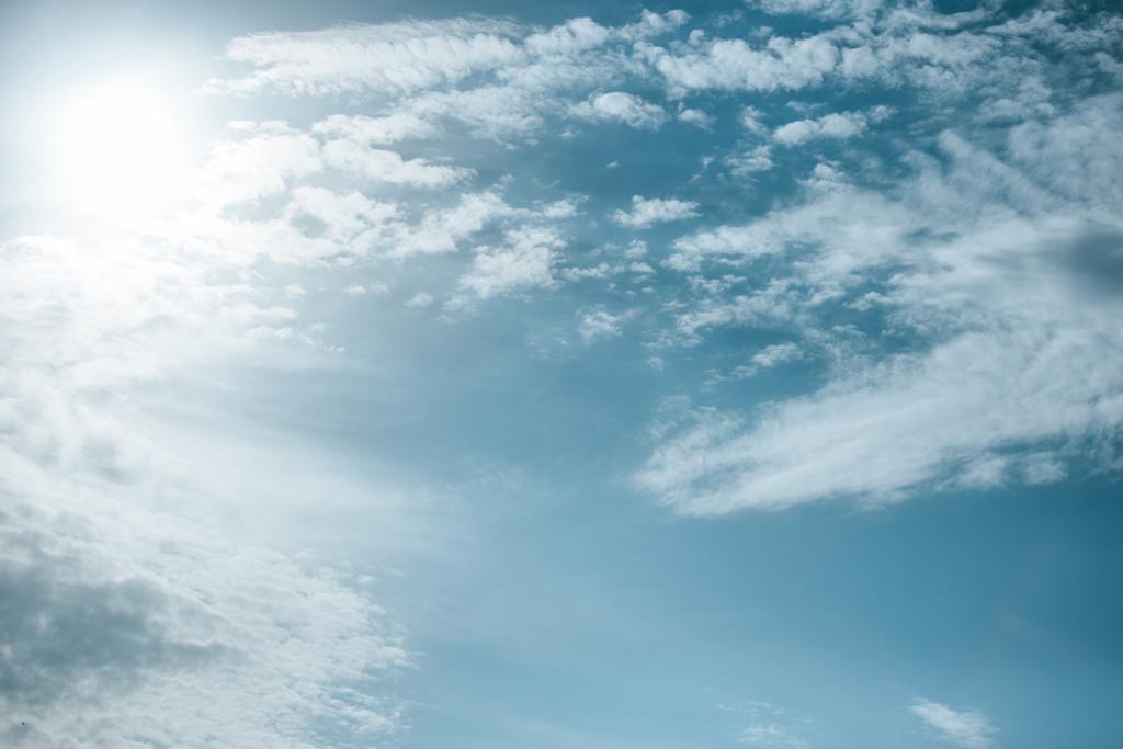 piękne białe chmury z promieni słonecznych w błękitne niebo - Zdjęcie, obraz