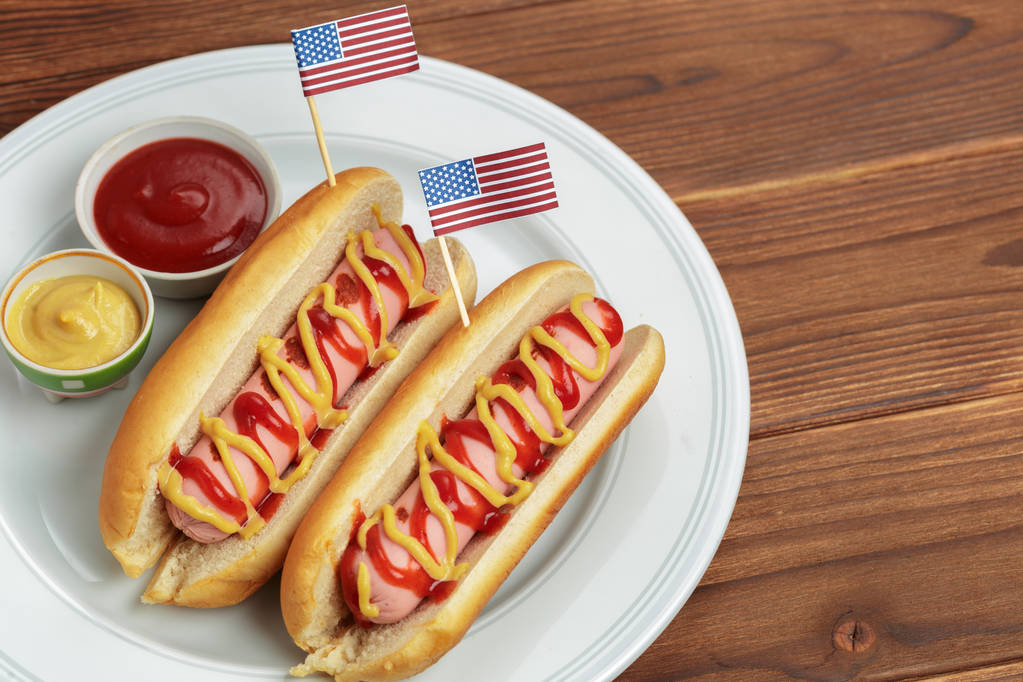 Hotdogs op houten achtergrond - Foto, afbeelding
