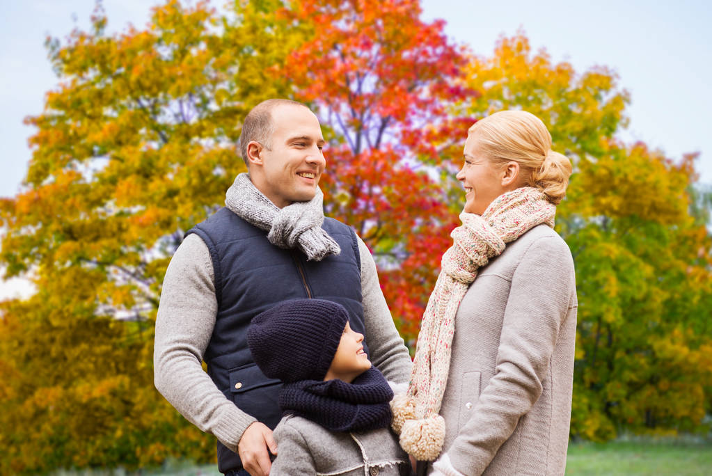 famiglia felice su sfondo parco autunno
 - Foto, immagini