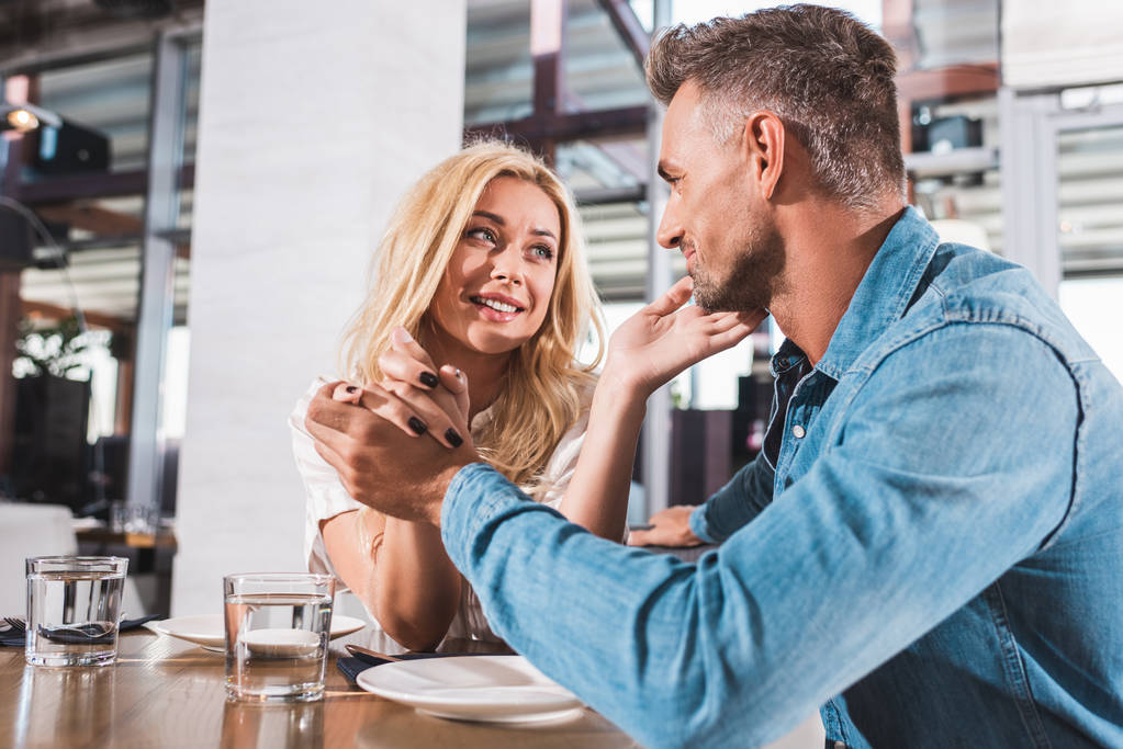 coppia felice che parla e si guarda a tavola nel caffè
 - Foto, immagini