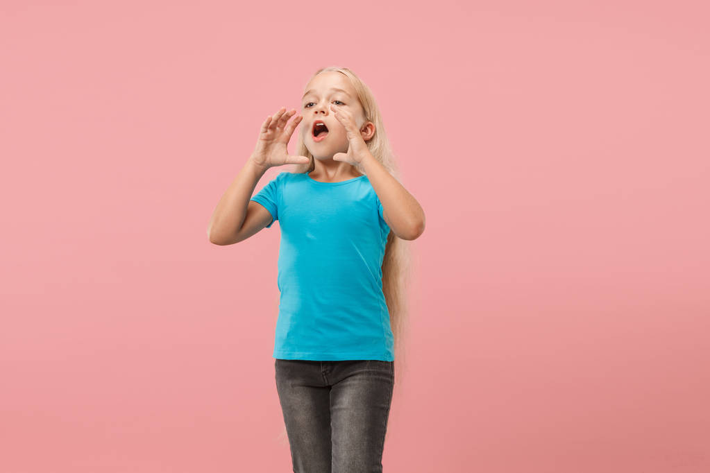 Izolované na růžové mladé casual dospívající dívka křičí na studiu - Fotografie, Obrázek