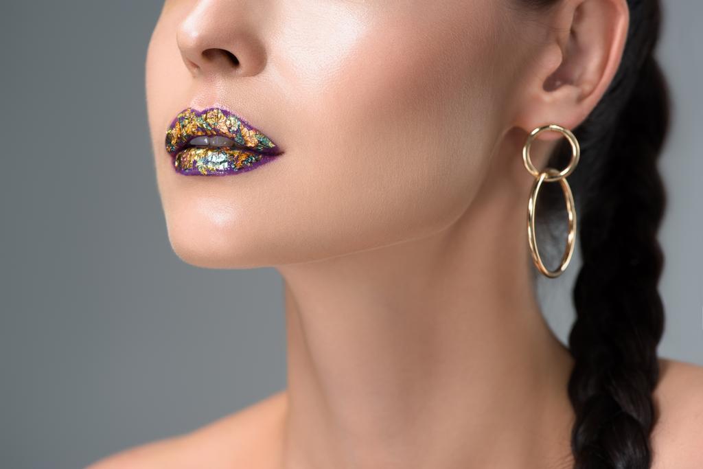 tiro recortado de mulher jovem com lábios coloridos brilhantes isolados em cinza
 - Foto, Imagem