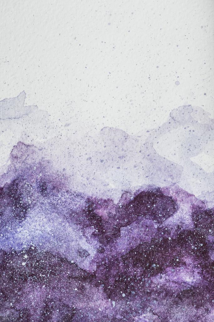 Raumgemälde mit lila Aquarellfarbe auf weißem Hintergrund - Foto, Bild