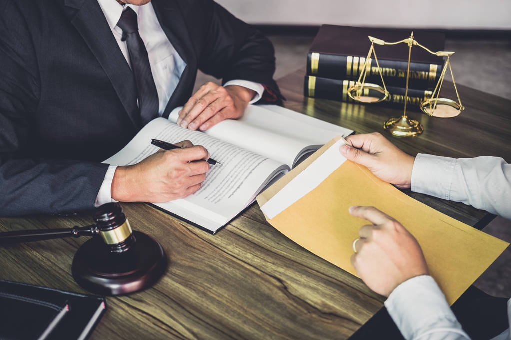 Podnikatel a Muž právník nebo soudce konzultace s týmové setkání s klientem, Právo a právní služby koncept. - Fotografie, Obrázek
