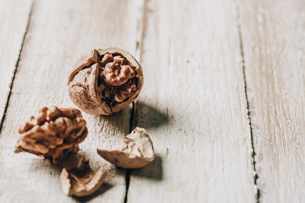 Detailní pohled lahodné popraskané ořech na dřevěný stůl  - Fotografie, Obrázek