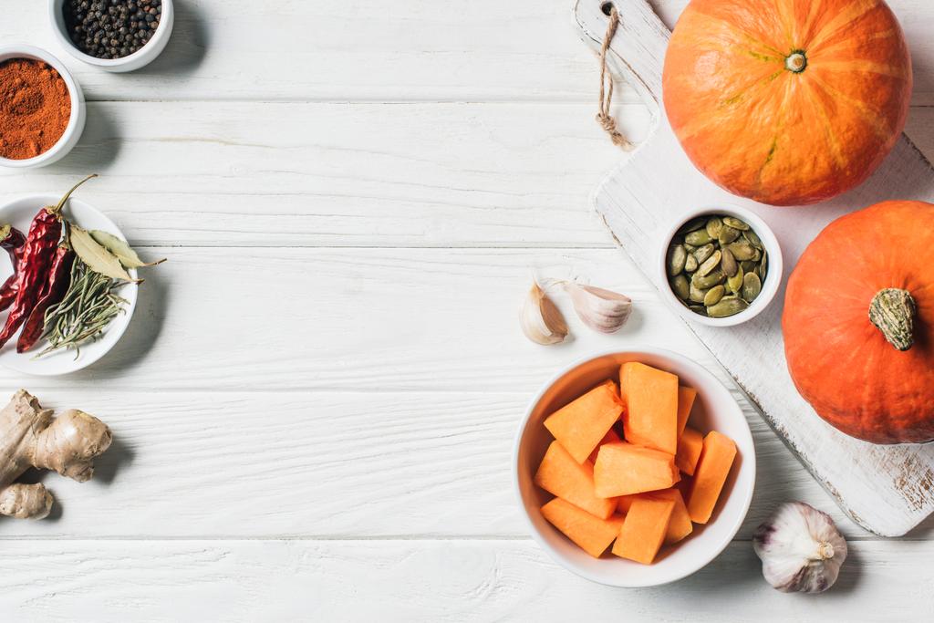 masada baharat, pumpkins, sarımsak ve kesme tahtası üstten görünüm  - Fotoğraf, Görsel