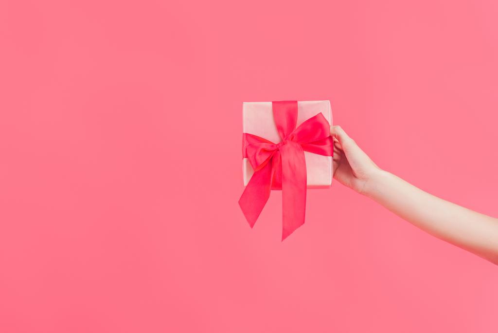 abgeschnittene Aufnahme einer Frau mit Geschenk isoliert auf rosa - Foto, Bild