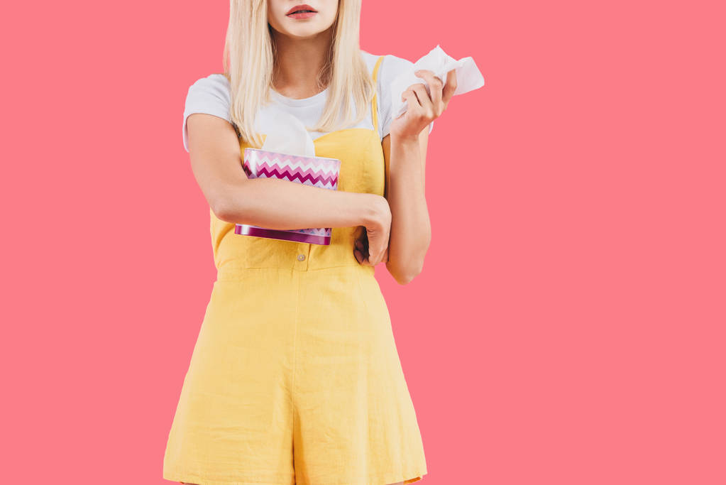 частковий вигляд молодої жінки з коробкою для тканин ізольовані на рожевому
 - Фото, зображення