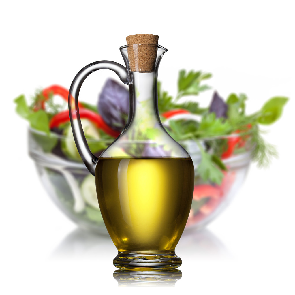 Salade et huile isolées sur blanc
 - Photo, image