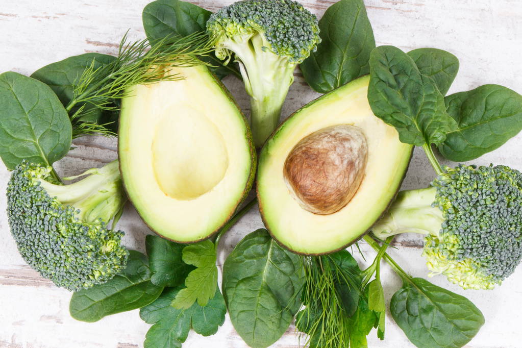 Verse groene groenten en fruit als bron van vitaminen en mineralen, concept van gezonde voeding - Foto, afbeelding