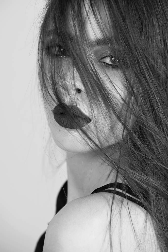 moda bellezza ragazza con nero make up e capelli lunghi
 - Foto, immagini