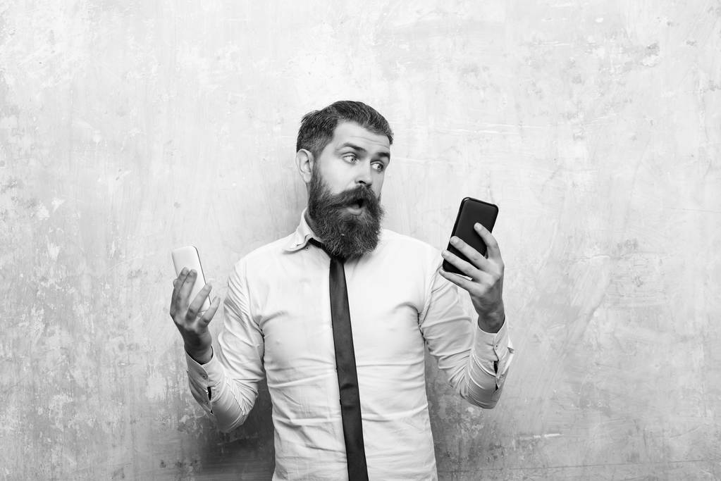 adam ya da hipster karşılaştırmak hareket eden telefon ve smartphone - Fotoğraf, Görsel