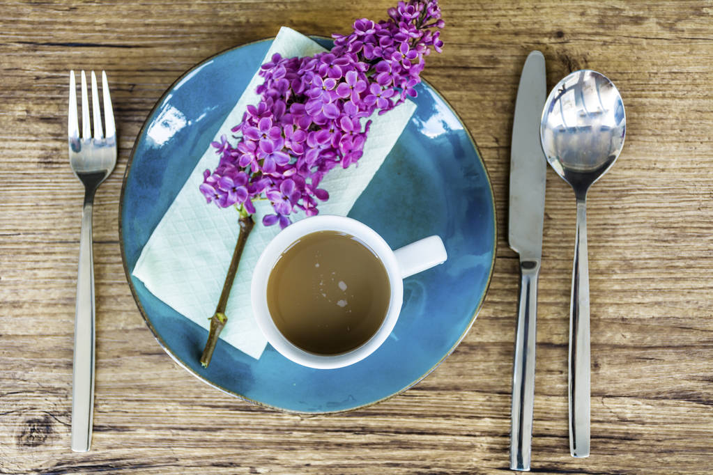 Kevään pöytä asettaminen Vintage Blue ruokailuvälineet ja liila kukkia puinen tausta.Kukka pöytäkoristeet.Morning Coffee
 - Valokuva, kuva