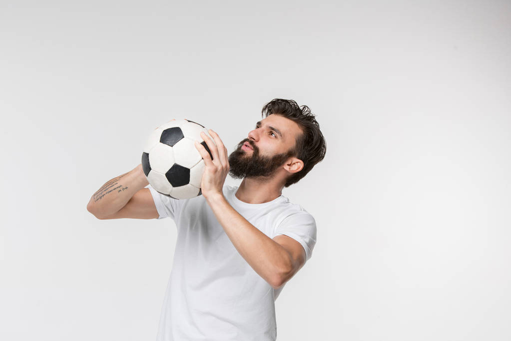 junger Fußballer mit Ball vor weißem Hintergrund - Foto, Bild