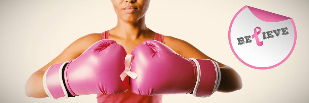 Сообщение о раке молочной железы против женщины для информированности о раке молочной железы с лентой в боксерских перчатках
 - Фото, изображение