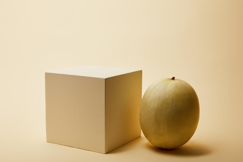primer plano de melón maduro y cubo en la superficie beige
 - Foto, Imagen