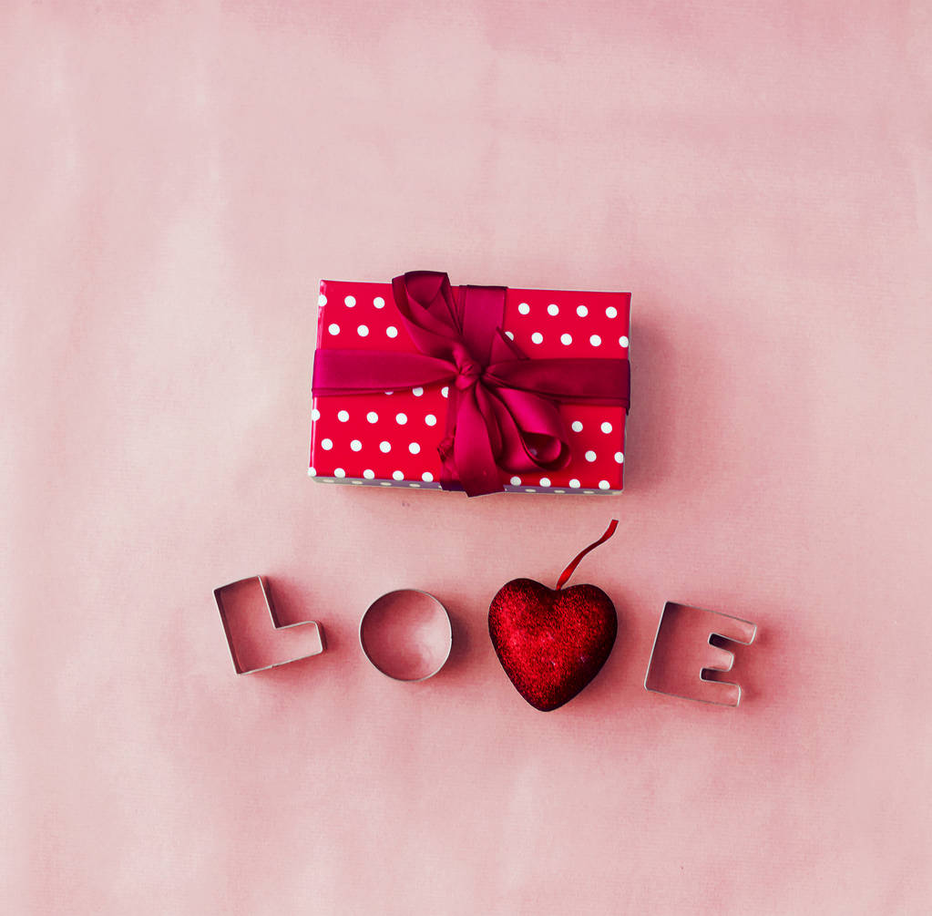 Láska slovo a Dárkový box pro valentinky den koncept pozadí - Fotografie, Obrázek