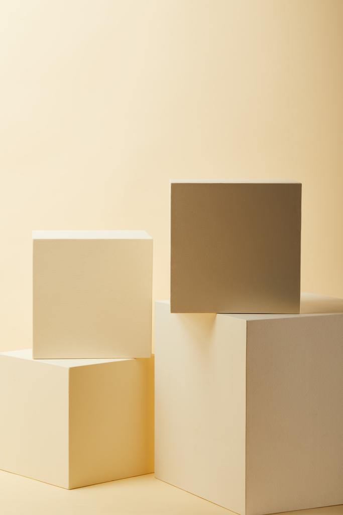 samenstelling van beige kubussen in verschillende maten - Foto, afbeelding