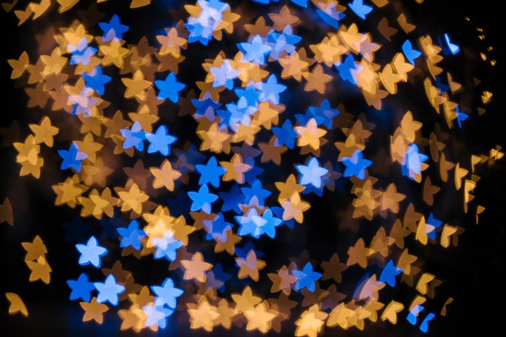plein cadre d'étoiles bleues et dorées bokeh lumières sur fond noir
 - Photo, image