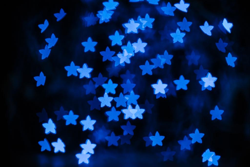 hermosas estrellas azules bokeh sobre fondo negro
 - Foto, imagen