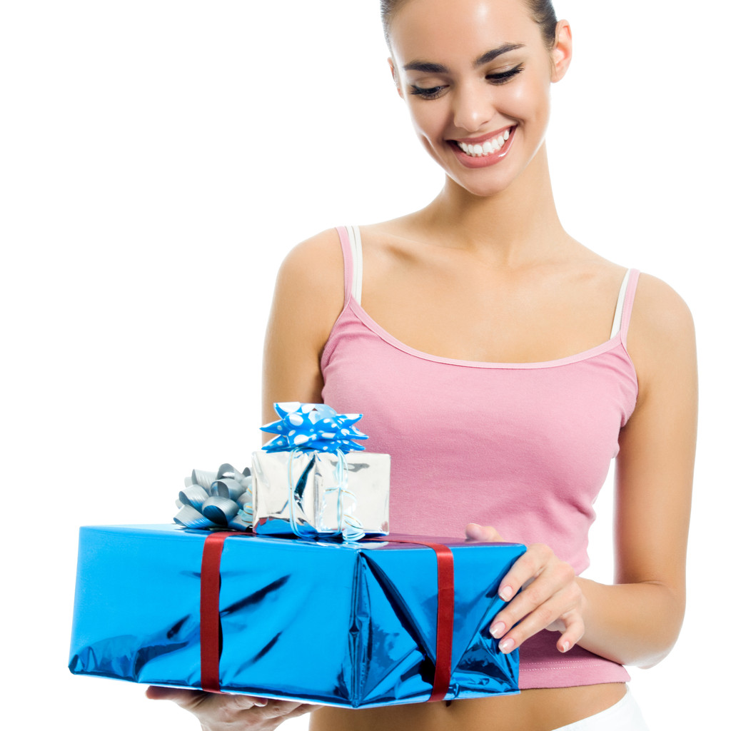 Молода усміхнена жінка з подарунком, ізольована
 - Фото, зображення