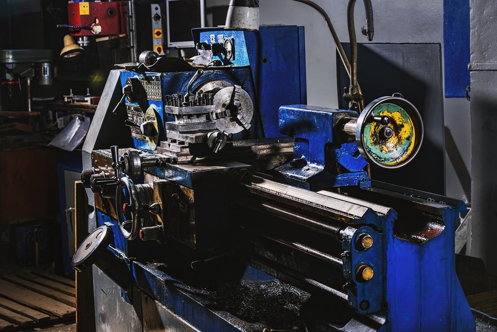 endüstriyel makine alet üretim fabrikası'nda seçici odak - Fotoğraf, Görsel