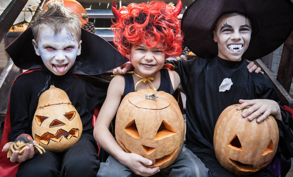 Niños jugando en el ático en casa en unas vacaciones de Halloween - Foto, Imagen