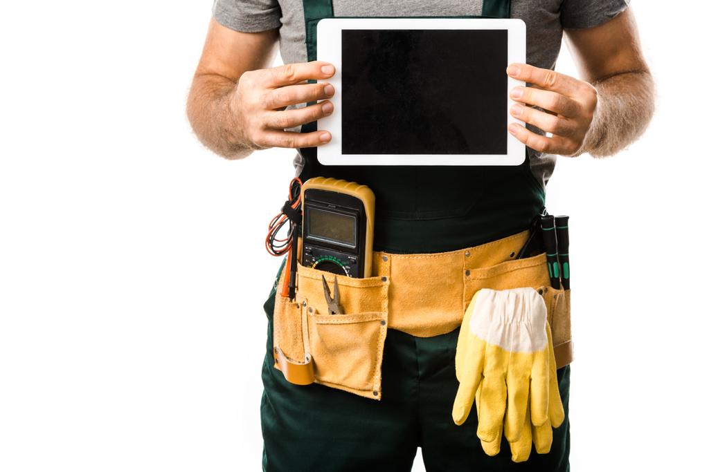 image recadrée d'un électricien tenant une tablette avec écran blanc isolé sur blanc
 - Photo, image