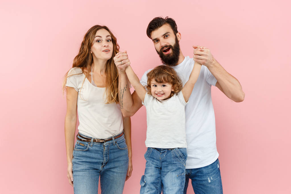 Una famiglia felice su sfondo rosa
 - Foto, immagini