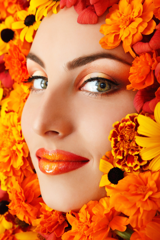 женское красивое лицо с оранжевыми цветами
 - Фото, изображение